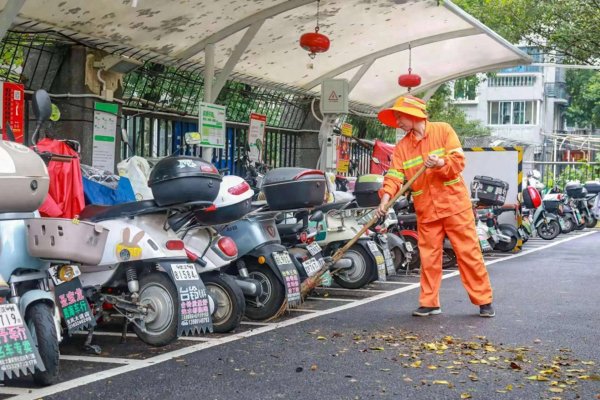 联丰优配  从“停车充电难”到“满电畅行”：城管“微改造”解民生大难题
